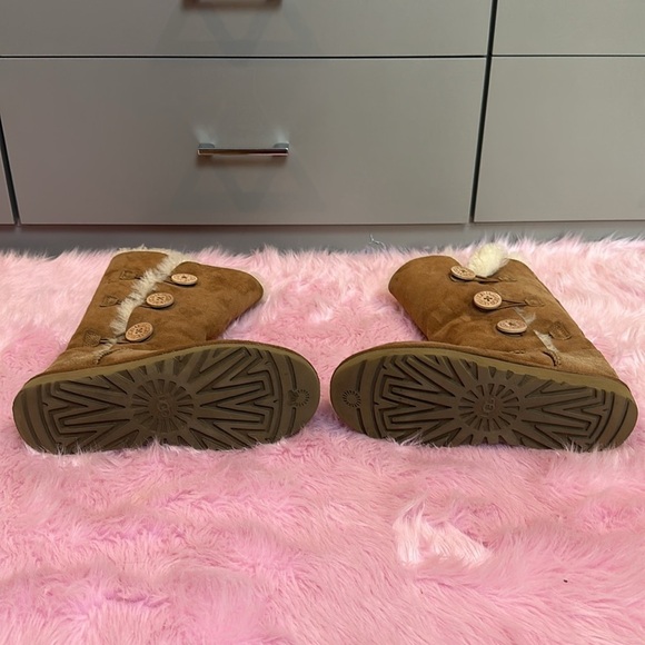 Ugg brown Bailey Buttons heeled boots size 8 - Picture 4 of 4